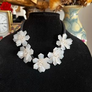 🌹 NEW & NEVER WORN BLACK & WHITE FLORAL NECKLACE